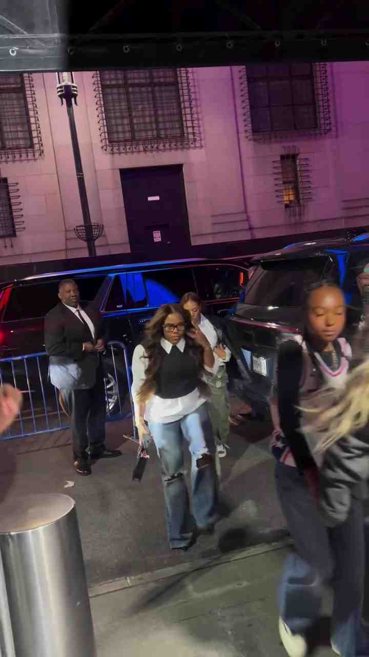 家庭美满！詹姆斯妻子和女儿今日来到纽约 见证老詹76人生涯首秀
